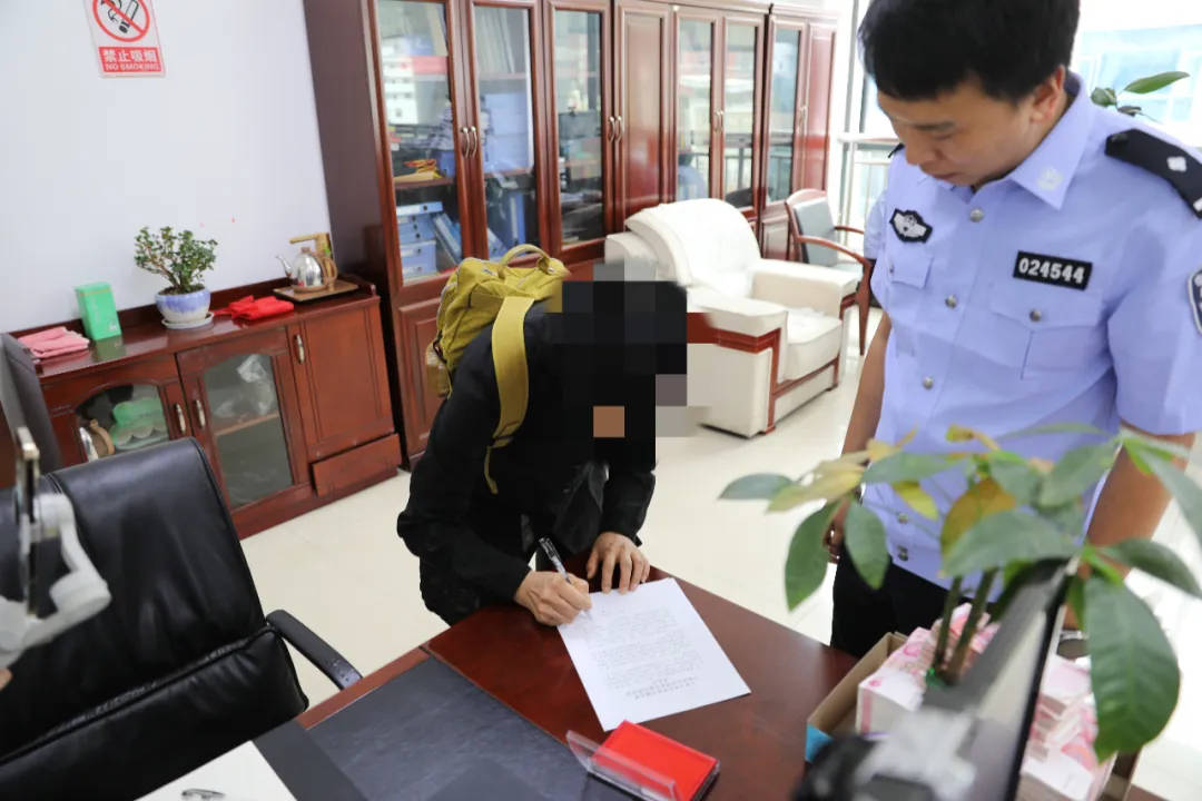 网约车司机接单“闪送”,纸箱里竟装了352350元人民币!