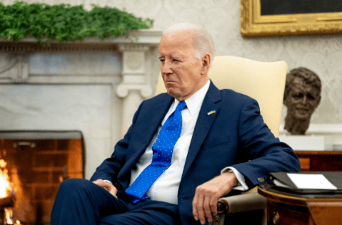 不把中国打垮不罢休?拜登下台前,喊话特朗普:千万不要放过中国