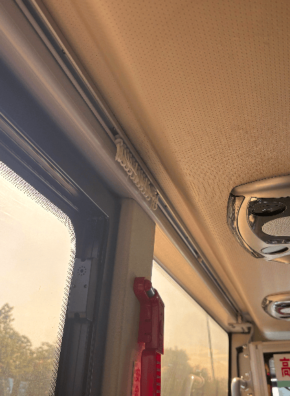 “晒足一小时太阳”!深圳一公交被指遮阳设施差,记者实测