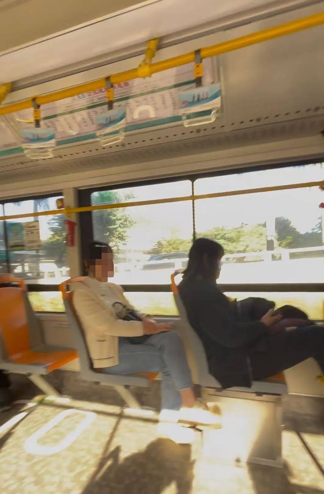 “晒足一小时太阳”!深圳一公交被指遮阳设施差,记者实测