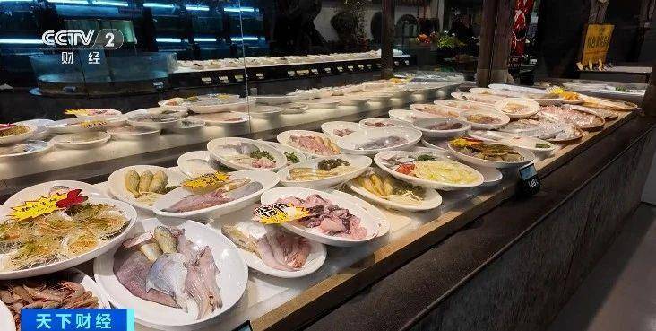 火热!年夜饭价格普遍下调 除夕午餐预订量也“爆单”