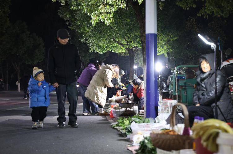 安徽一县政府门前开夜市 县长:摆摊没门槛不收费