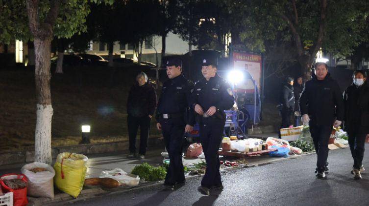 安徽一县政府门前开夜市 县长:摆摊没门槛不收费