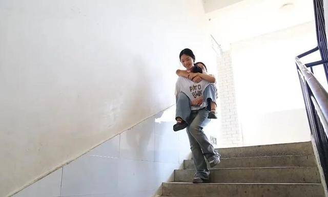 从6岁到14岁，衡阳初中女孩背患病玩伴上学8年：她对我来说很重要