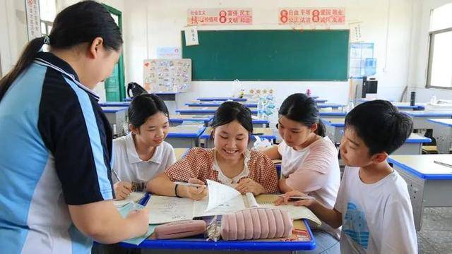 从6岁到14岁，衡阳初中女孩背患病玩伴上学8年：她对我来说很重要