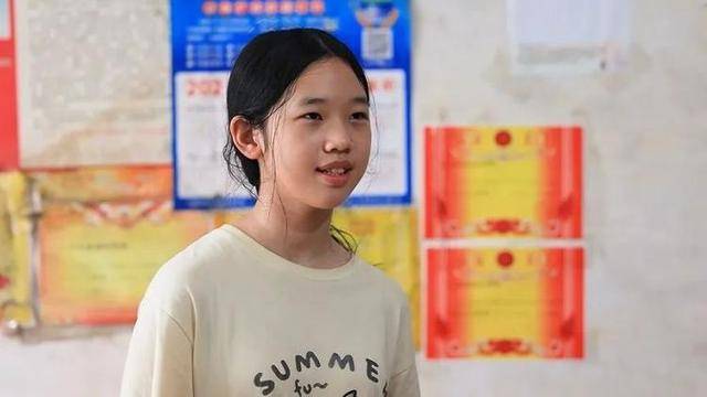 从6岁到14岁，衡阳初中女孩背患病玩伴上学8年：她对我来说很重要