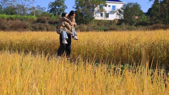 从6岁到14岁，衡阳初中女孩背患病玩伴上学8年：她对我来说很重要