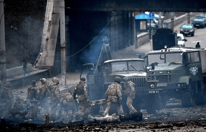 俄乌局势突然升温!乌数十万人逃跑,泽连斯基一声令下,大批无人机升空