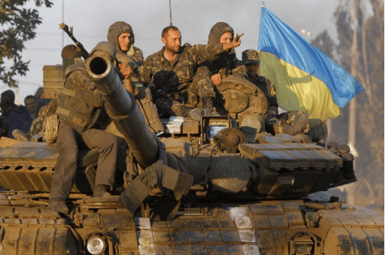 俄乌局势突然升温!乌数十万人逃跑,泽连斯基一声令下,大批无人机升空