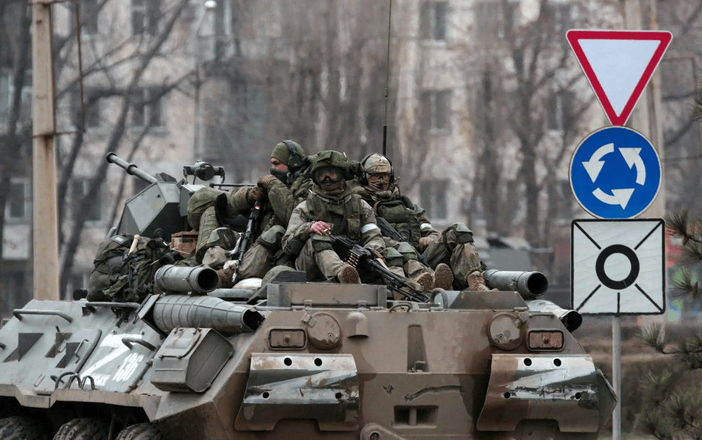 俄乌局势突然升温!乌数十万人逃跑,泽连斯基一声令下,大批无人机升空