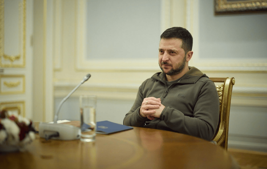 俄乌局势突然升温!乌数十万人逃跑,泽连斯基一声令下,大批无人机升空