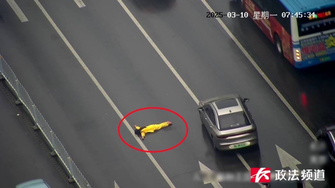 女子在车流中穿行,看见交警后竟直接跳到他身上