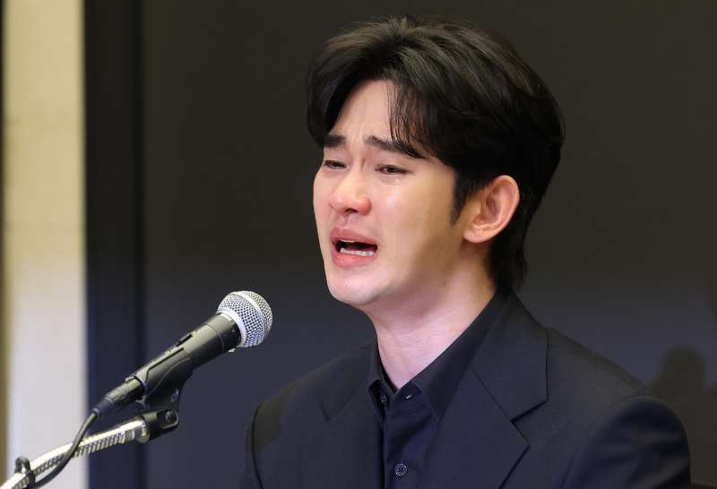 金秀贤为何在记者会上多次喝水，网友请DeepSeek解读