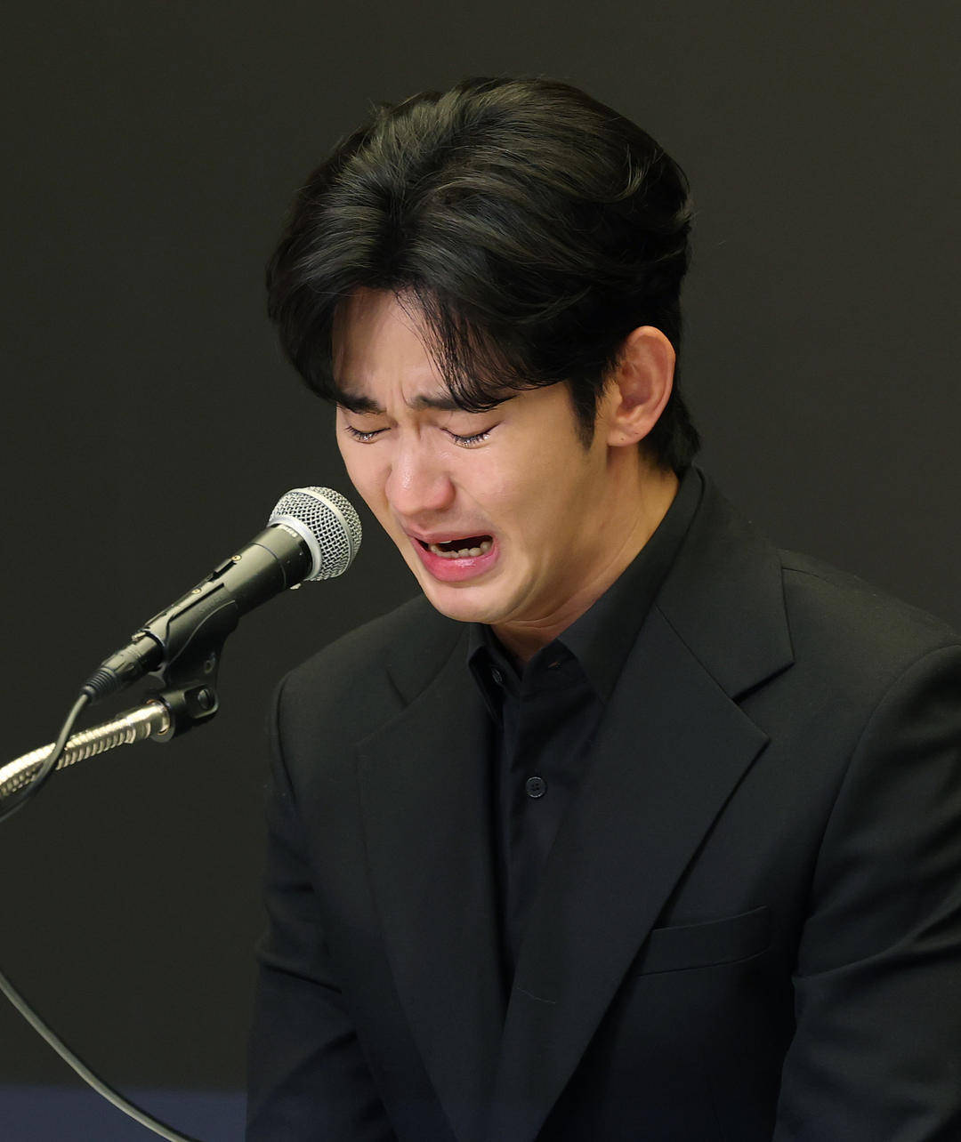 金秀贤为何在记者会上多次喝水,网友请DeepSeek解读