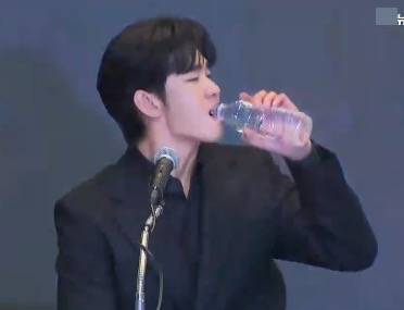 金秀贤为何在记者会上多次喝水,网友请DeepSeek解读