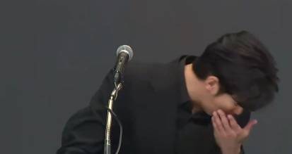 金秀贤为何在记者会上多次喝水,网友请DeepSeek解读