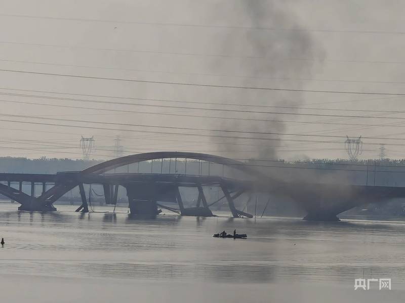 顺义潮白河大桥部分坍塌 目击者:现场黑烟滚滚 车辆无法通行 上班族选择步行去地铁站乘车