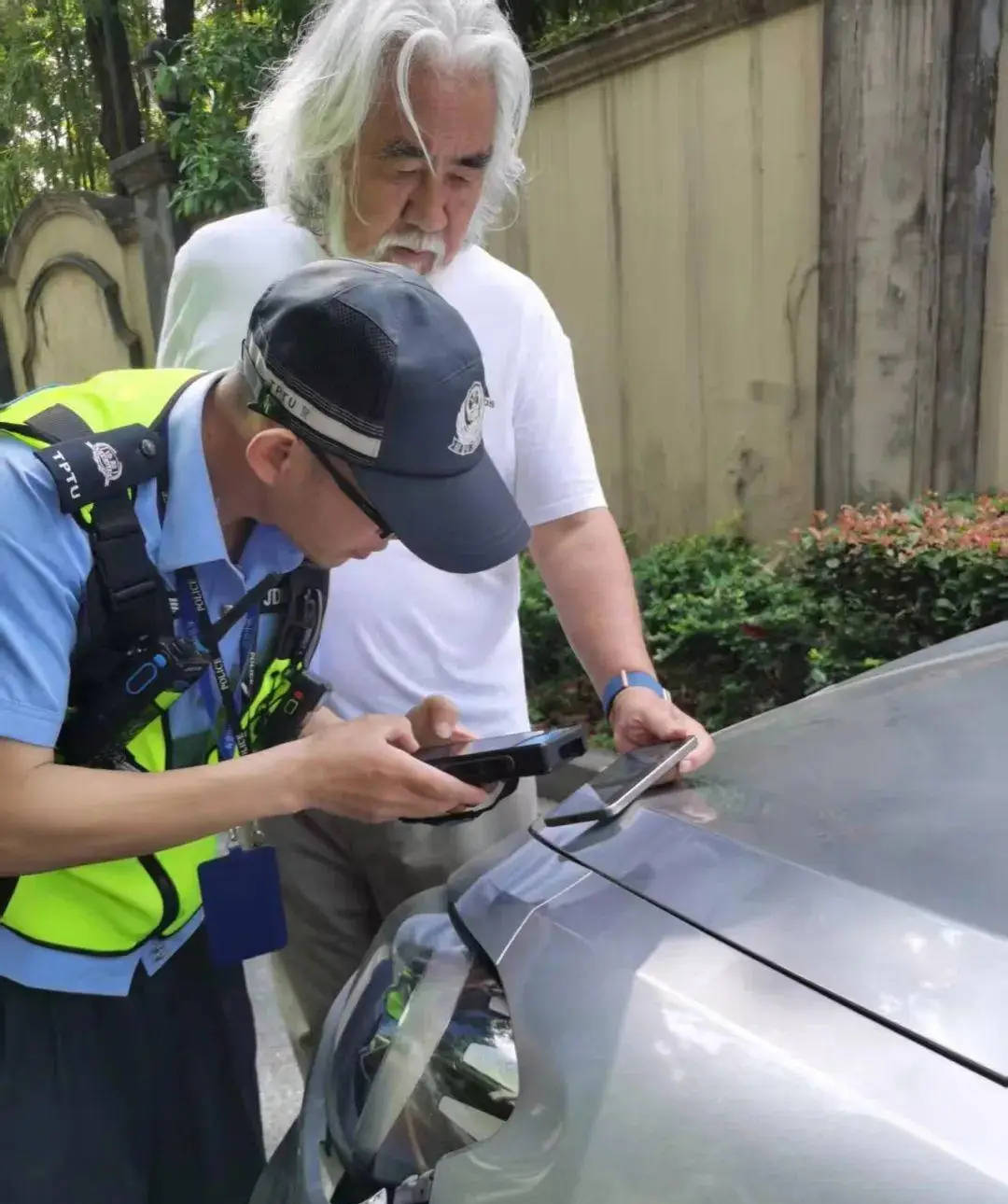 71岁成龙头发花白!谢贤交代后事张纪中出了车祸还得养家…慢慢老去的他们让人泪目