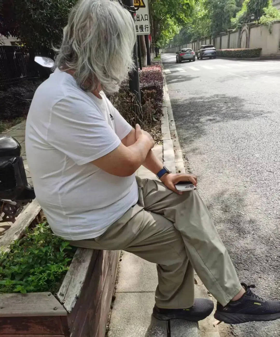 71岁成龙头发花白!谢贤交代后事张纪中出了车祸还得养家…慢慢老去的他们让人泪目