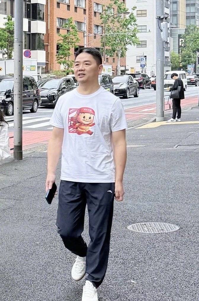 刘强东穿39元T恤逛街，章泽天穿200块防晒衫，新贵们可没那么“老钱”！