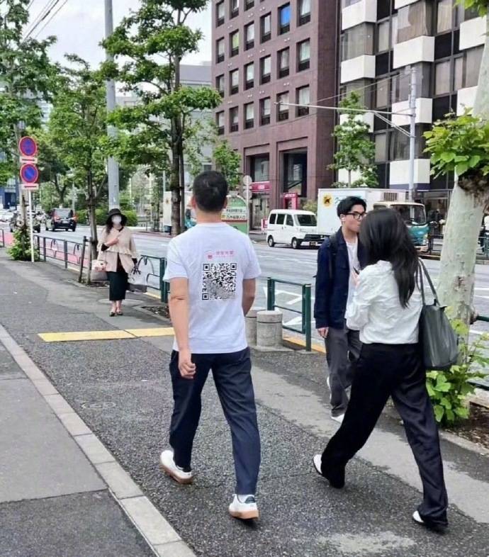 刘强东穿39元T恤逛街,章泽天穿200块防晒衫,新贵们可没那么“老钱”!
