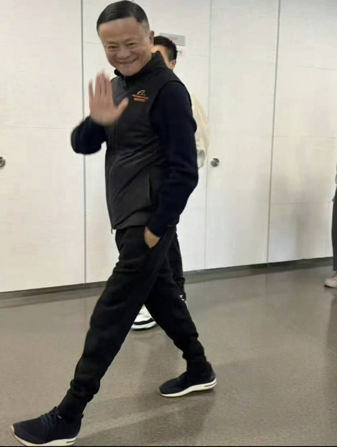 刘强东穿39元T恤逛街,章泽天穿200块防晒衫,新贵们可没那么“老钱”!