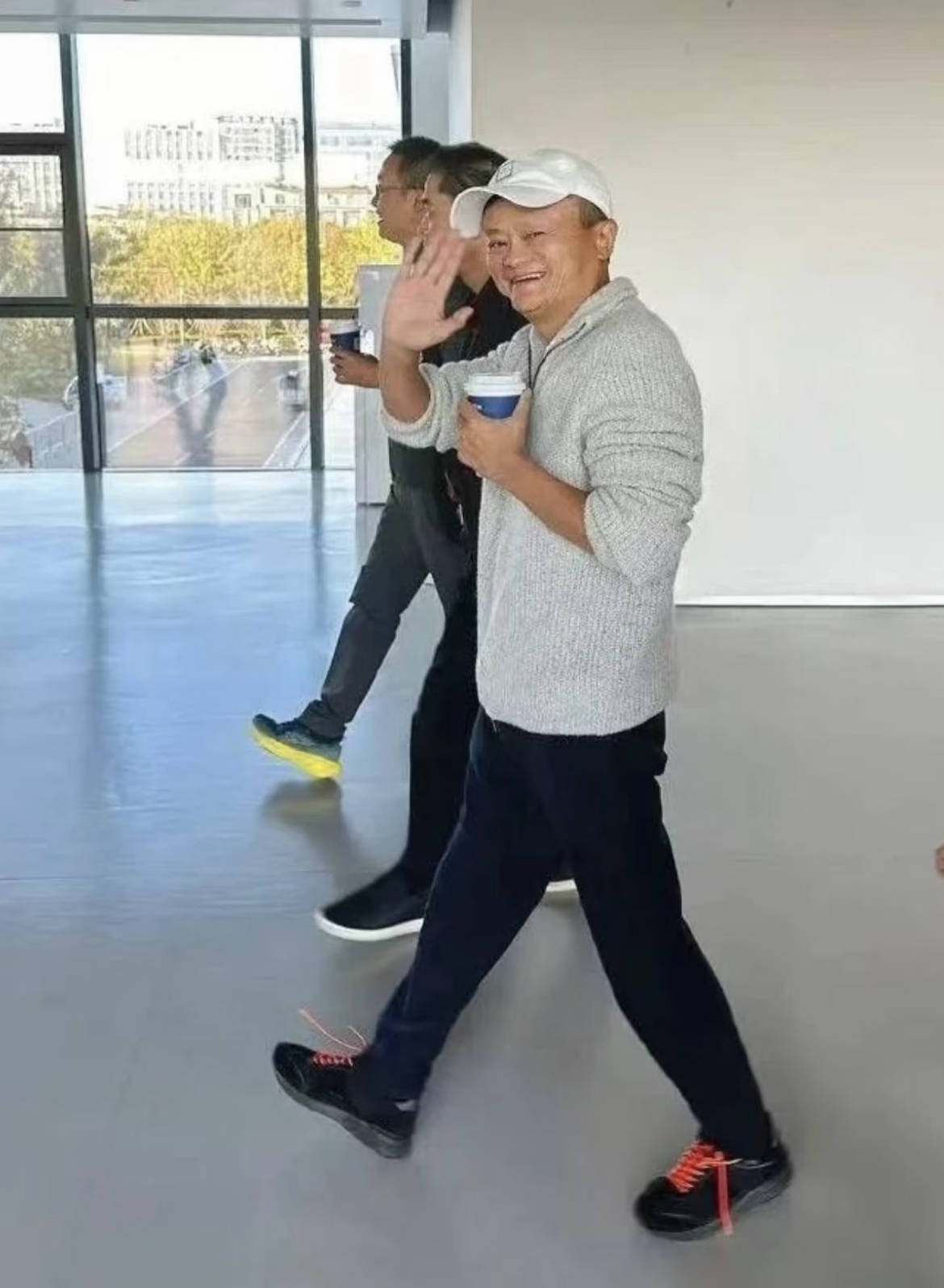 刘强东穿39元T恤逛街,章泽天穿200块防晒衫,新贵们可没那么“老钱”!