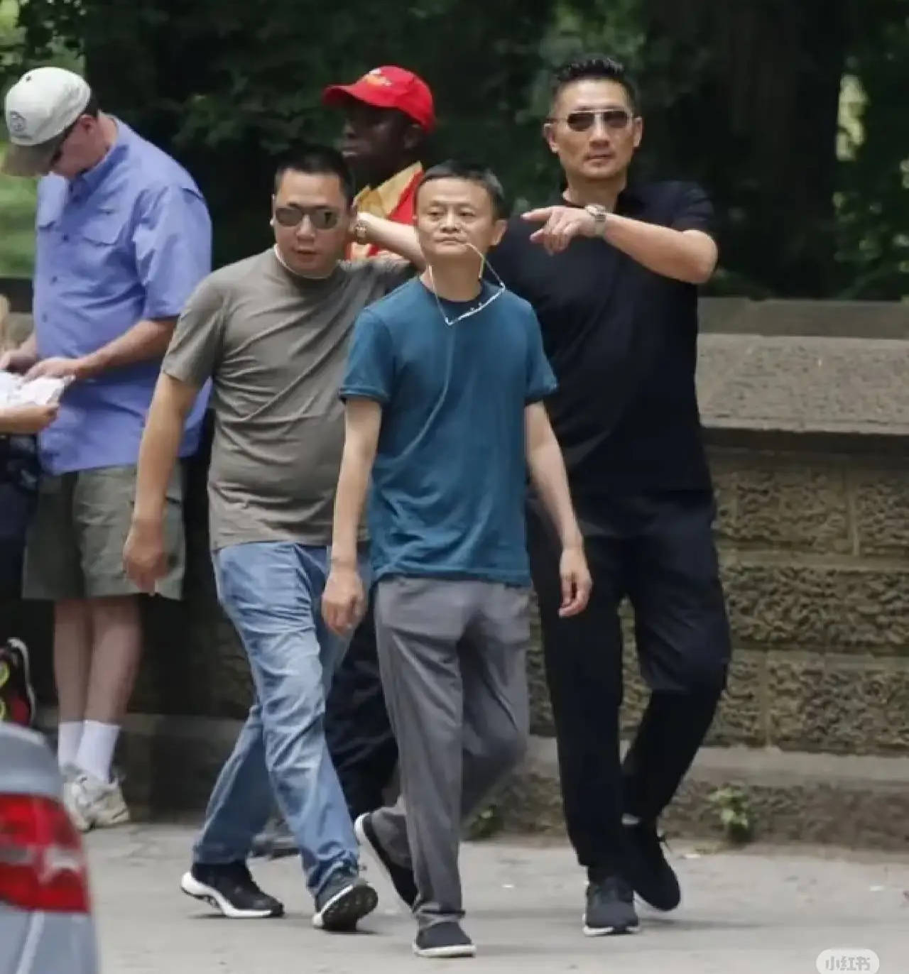 刘强东穿39元T恤逛街,章泽天穿200块防晒衫,新贵们可没那么“老钱”!