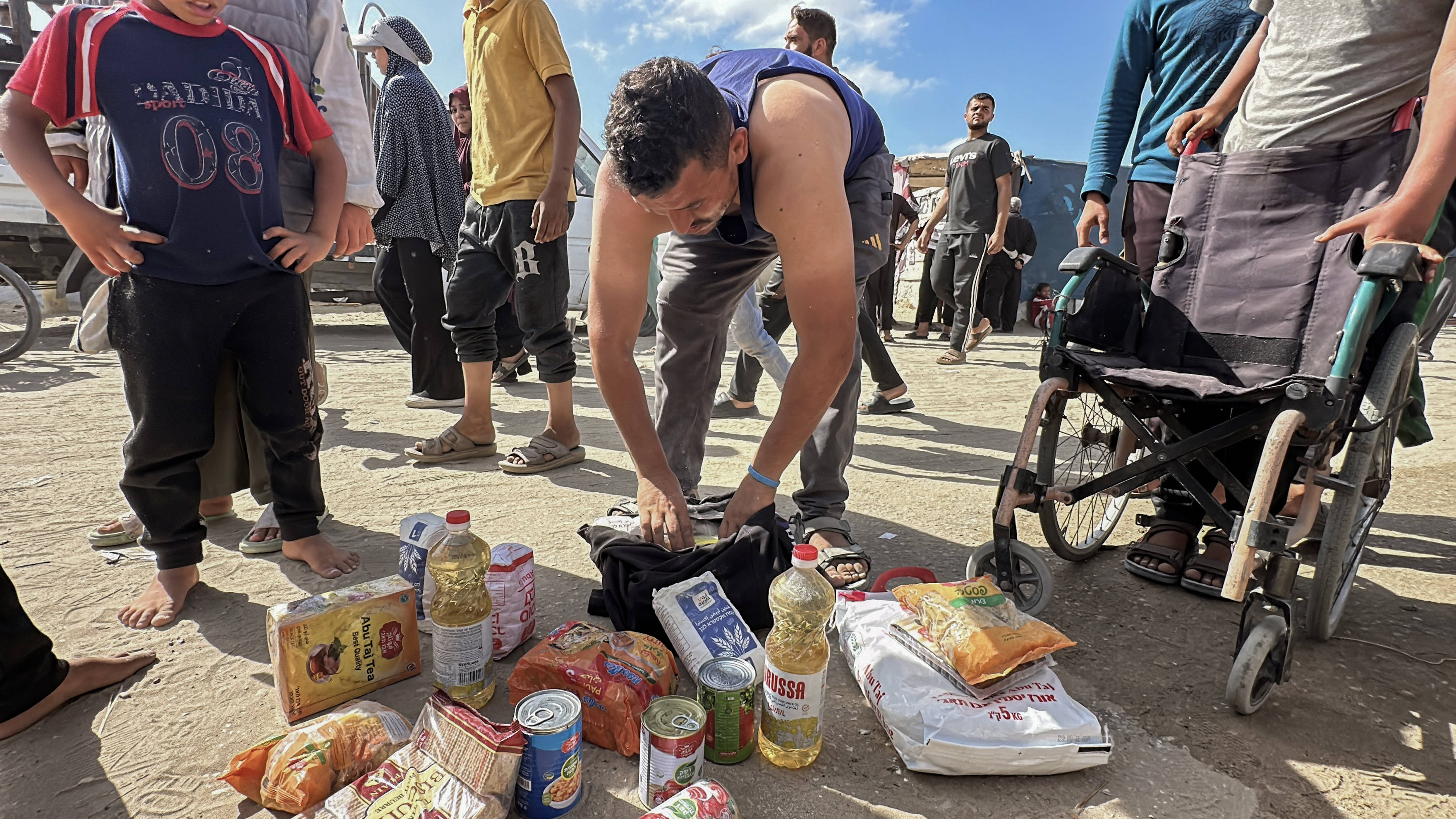 联合国秘书长：“无法接受”巴勒斯坦人冒着生命危险领取食物