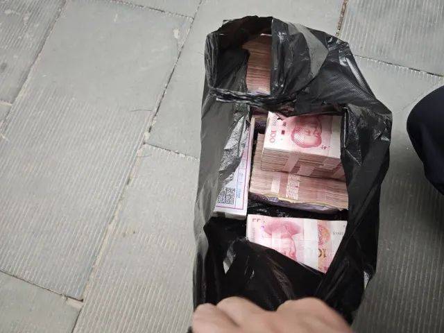 数不过来，取出的现金摆满柜台！杭州接连发生两起，警方紧急提醒
