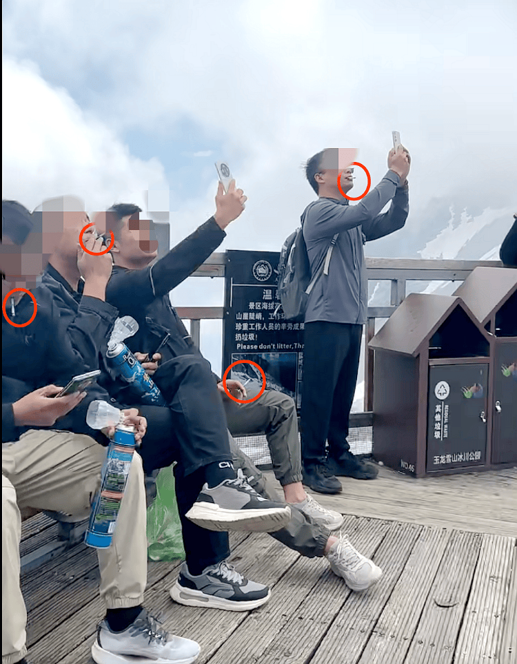 玉龙雪山4500米观景平台上几名男游客手持氧气瓶,一边吸氧一边抽烟,景区回应:将加强劝导
