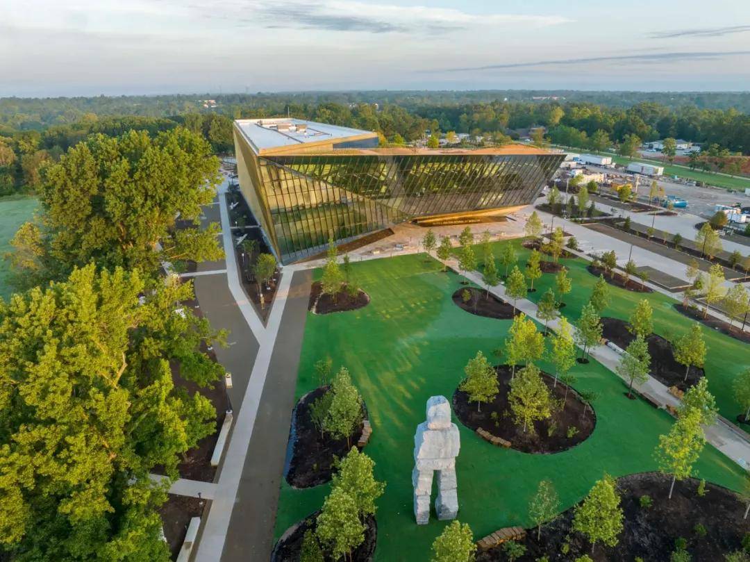 身家千亿美元的沃尔玛小公主:不上班,不生娃,只烧钱