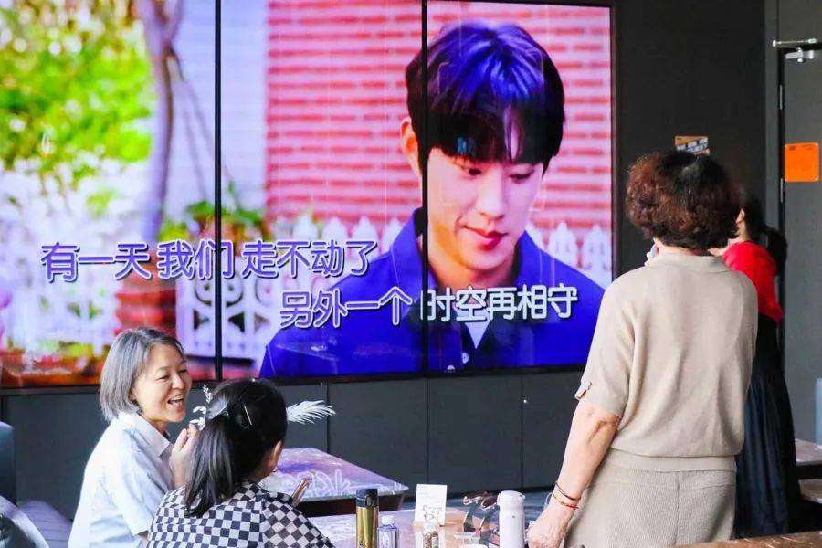 需求突然猛增!上海不少商场挤满老年人,一次只花10块钱,还能免费带2名亲友,有人去了又去