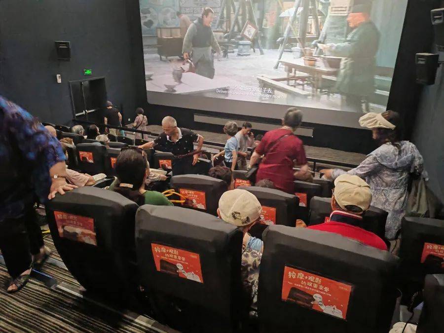 需求突然猛增!上海不少商场挤满老年人,一次只花10块钱,还能免费带2名亲友,有人去了又去