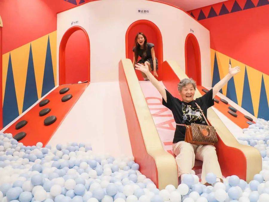 需求突然猛增!上海不少商场挤满老年人,一次只花10块钱,还能免费带2名亲友,有人去了又去