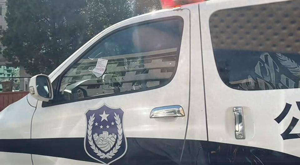 两辆警车违停被交警贴罚单,沈阳交警:贴单需缴罚款100元不扣分