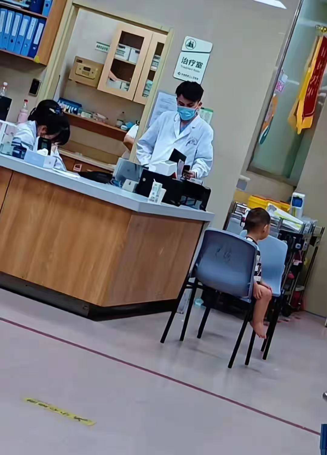 警方通报“妈妈意外离世，男童相伴遗体数日”：28岁母亲离异，2岁孩子已被父亲接回