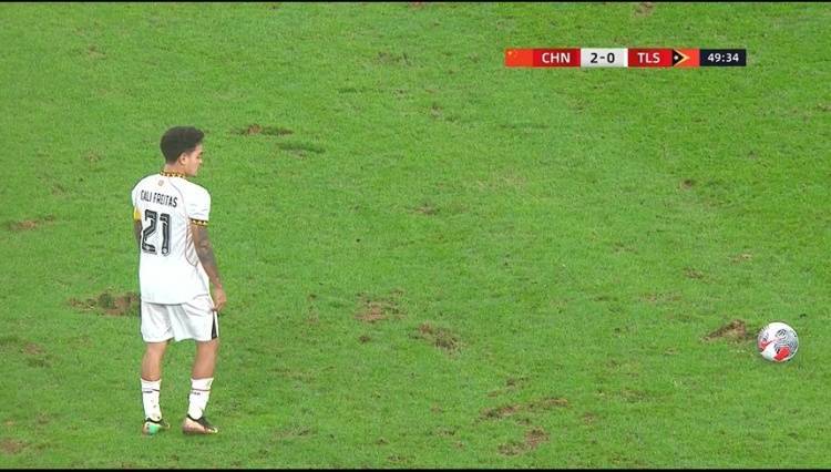 马德兴评U22国足比赛场地:能用吗?这种场地联赛都没考验过