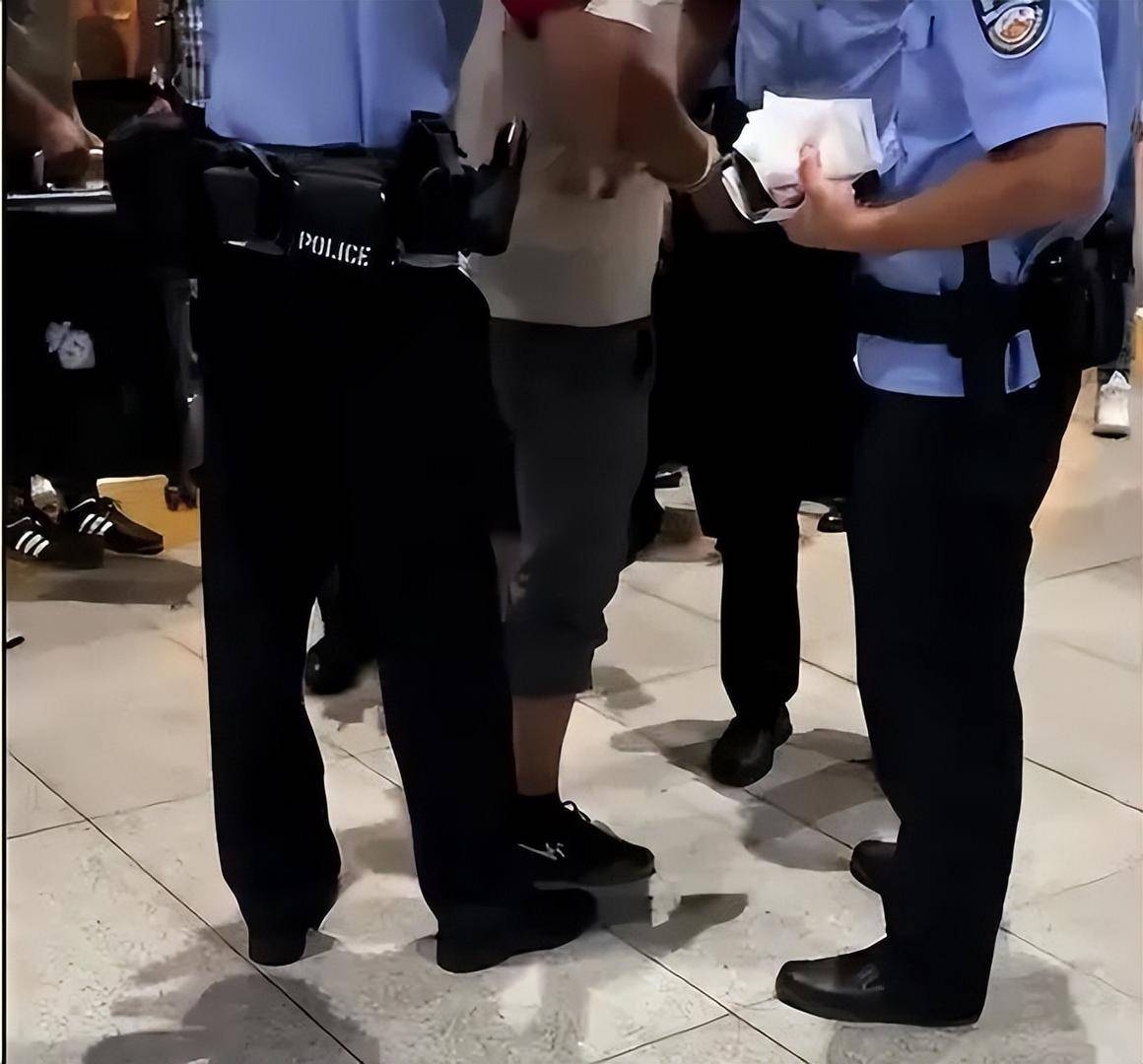 男子在高铁车厢内抽烟，遭举报被民警戴铐带走，12306：高铁上吸烟违法，严重将导致列车停驶