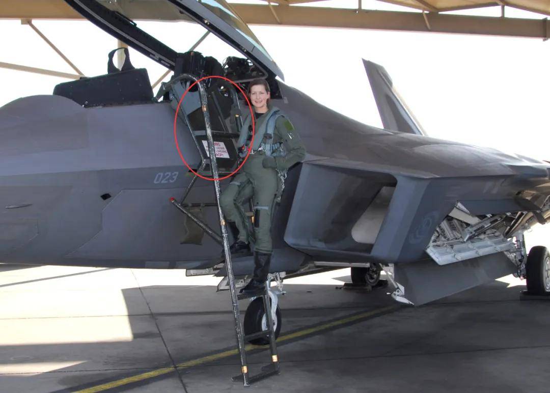 央视曝光！歼-35A改用内置登机梯，和F-35的一模一样？