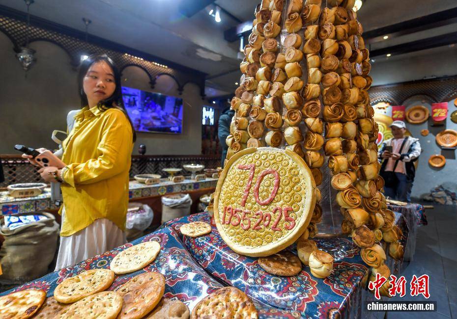 乌鲁木齐“盛装”迎接新疆维吾尔自治区成立70周年