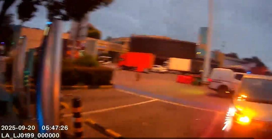 这是高速啊！新能源汽车突然没电，司机蛮力推行2公里…