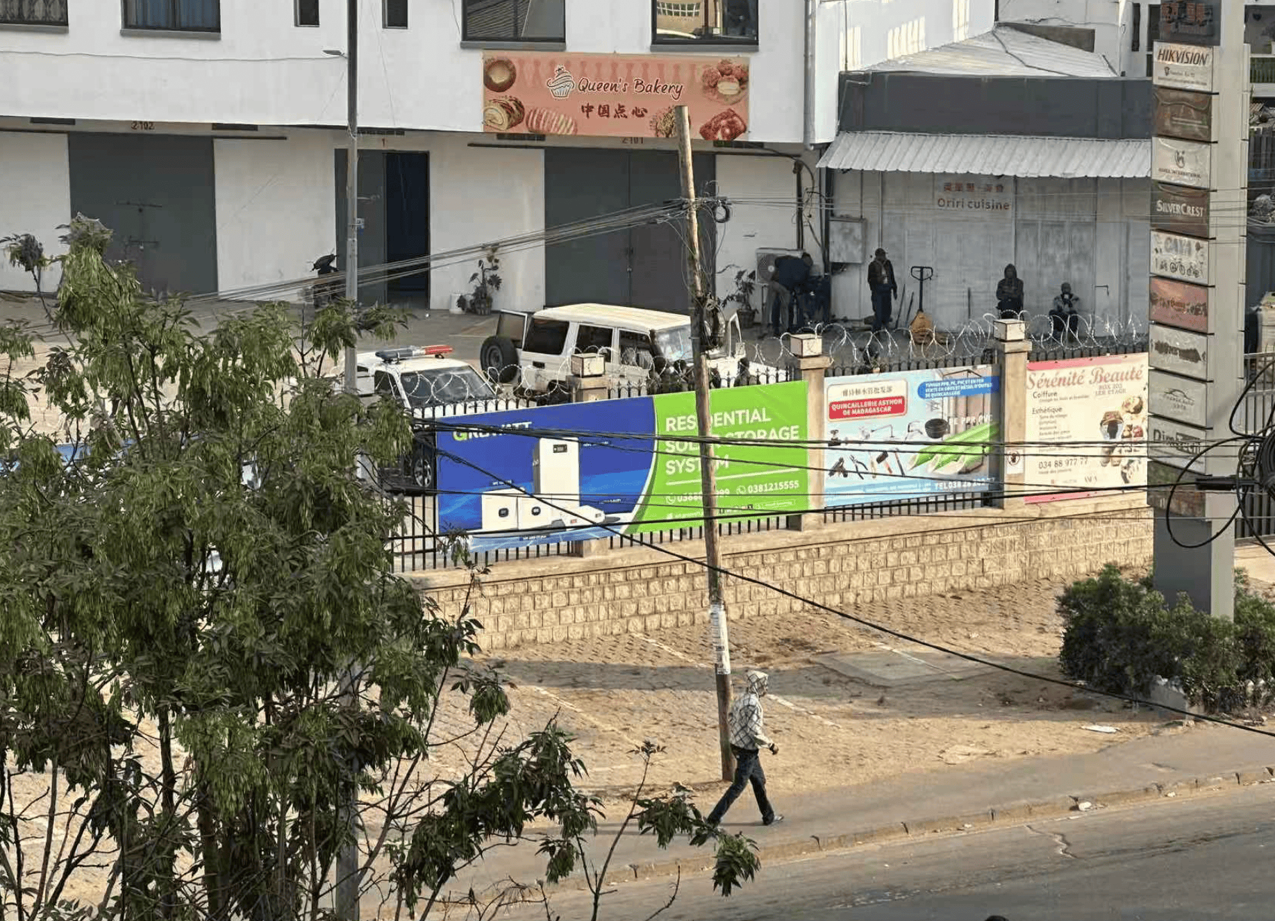 马达加斯加首都发生骚乱华人商店被烧抢,当地华人:花钱请警察和部队,打退暴徒的进攻