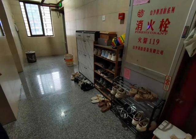 物业“不让门口放鞋子”,门口放鞋柜违法吗?