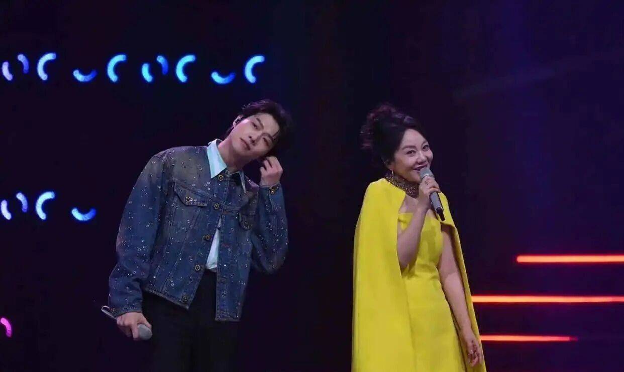 闫妮微醺式演唱再上热搜!35岁爆红后速成大满贯视后,她是松弛美学的代言人