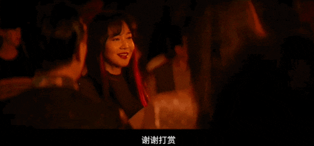 闫妮微醺式演唱再上热搜!35岁爆红后速成大满贯视后,她是松弛美学的代言人