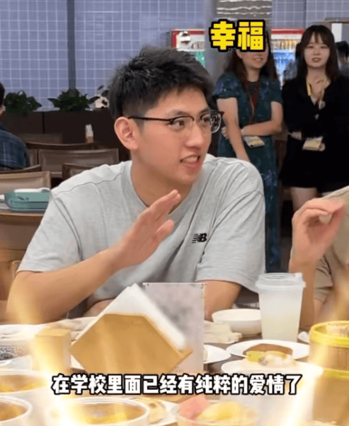 知名男歌手突然现身陌生人婚礼,并随礼999元!