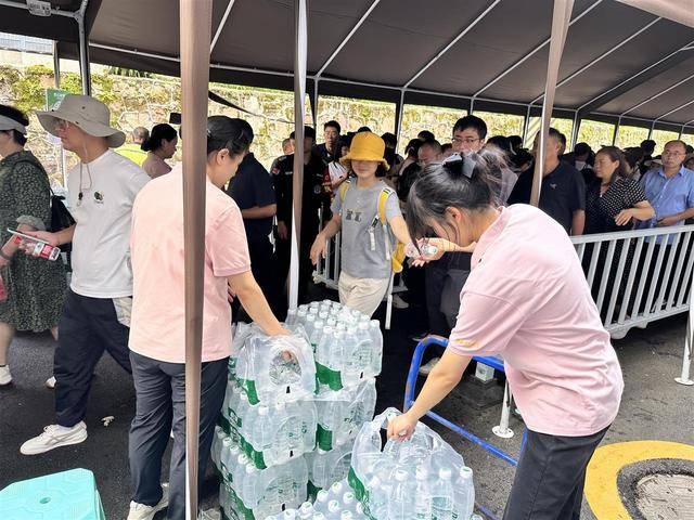 张家界国家森林公园连续3日达最高预约量,景区给游客送姜茶和月饼