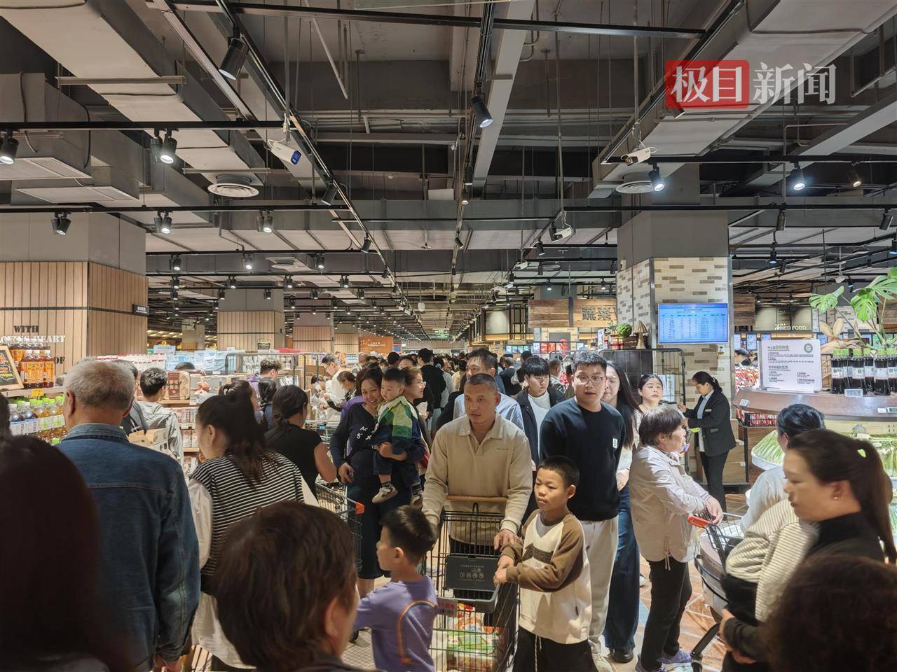 中秋夜的新乡胖东来能有多少人?多个收银口排起长队,有顾客举着购物篮在人群中穿行
