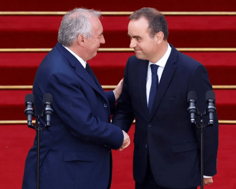 正式组阁不到一天,法国新总理又“旧”了,走马灯还转得下去吗?